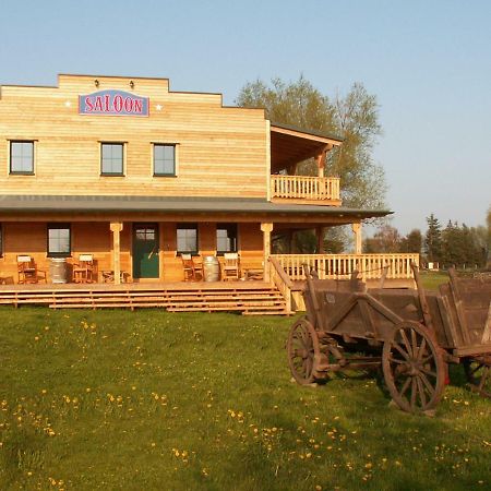 Neuendorf  Horse Lake Ranch מראה חיצוני תמונה